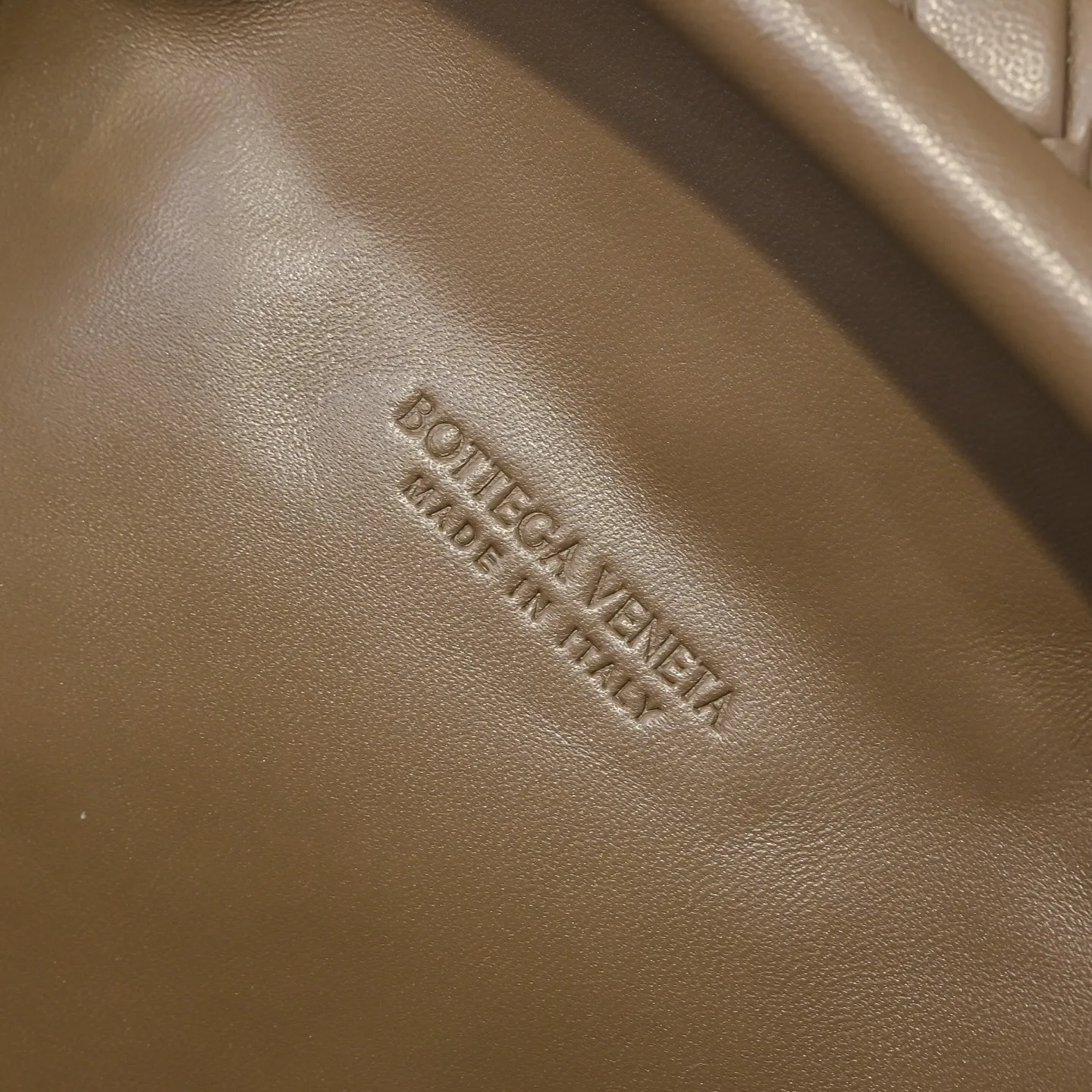 Batch 2260 Bitters Venetia 2024 summer series brings Lauren 1980 handbags back to the public eye. The design of the bag is inspired by ancient Roman architecture. It uses the brand's iconic Intrecciato lambskin woven bag body with a hard frame. No logo can be seen on the whole bag. It is equipped with a leather woven metal chain. When using it as a clutch, just put the chain directly in the bag ~ showing an elegant and timeless style. Decades later, when Lauren Hutton once again walked on the Bottega Venetia spring and summer show with this bag, the charm of the year still remains intact despite the passage of time. Size: 31.5*16.5*11 Style No.: 5807